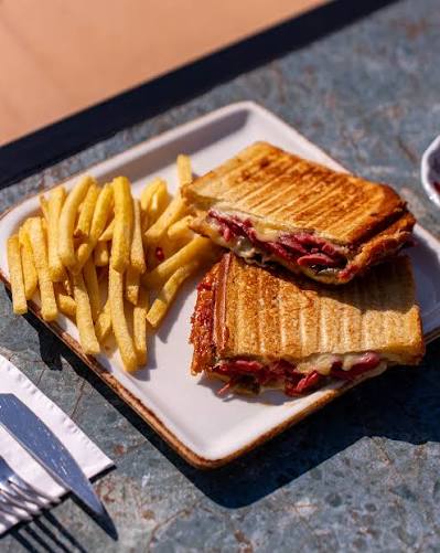 KARIŞIK TOST + CİPS 
